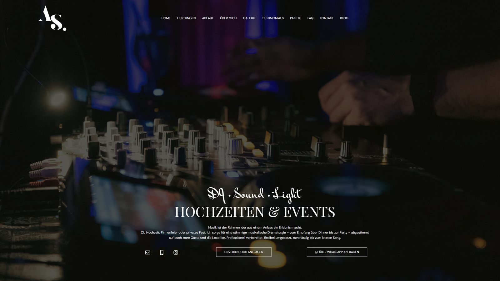 Startseite von djandreasstefani.de: dunkler Auftritt über einem Foto des DJ-Pults mit dem Schriftzug „Hochzeiten & Events“.